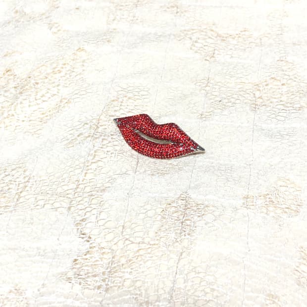 Red Cubic Lip Brooch