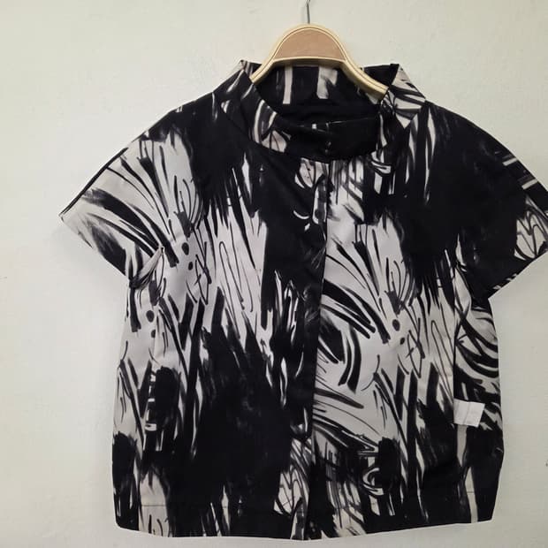 HERNO 블랙 화이트 패턴 반팔 쟈켓