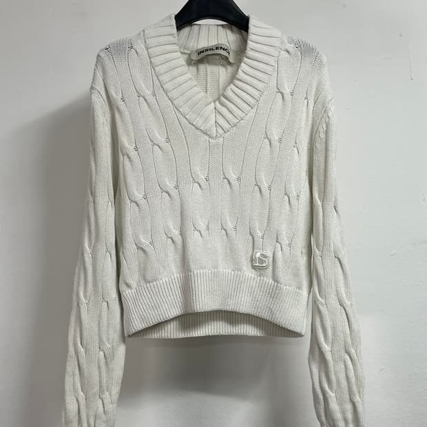 인사일런스 우먼스 화이트 케이블 크롭 니트 (on.147)  