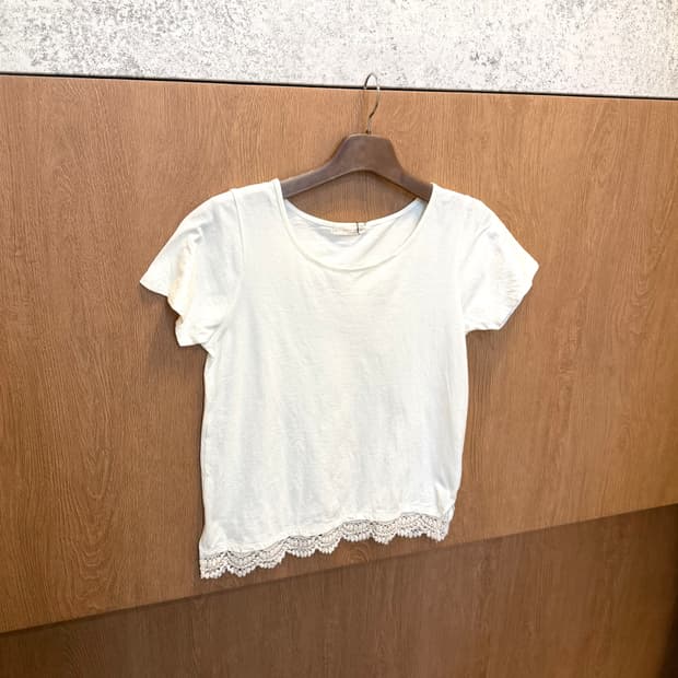 빈티지 라운드넥 코튼 반팔 티셔츠 레이스 밑단 디테일 아이보리