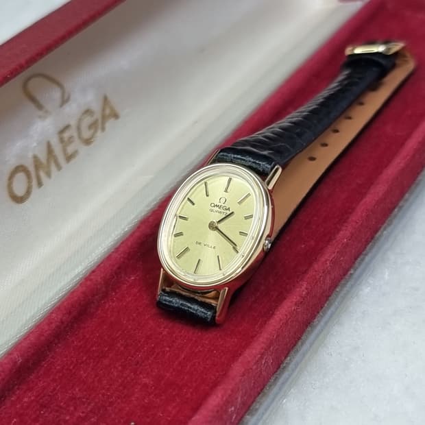 오메가 드빌 빈티지 오벌 샴페인 선레이 다이얼 쿼츠 여성시계