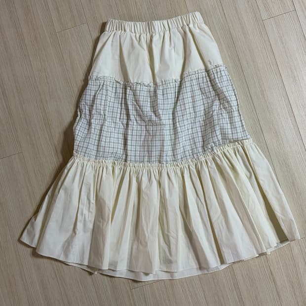 크림색 롱스커트