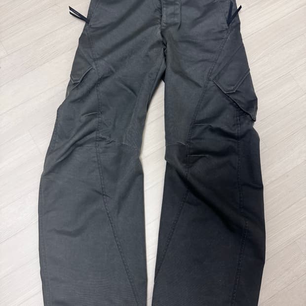 지용킴x코오롱 [KS X JiyongKim] 아웃포켓 3D 팬츠