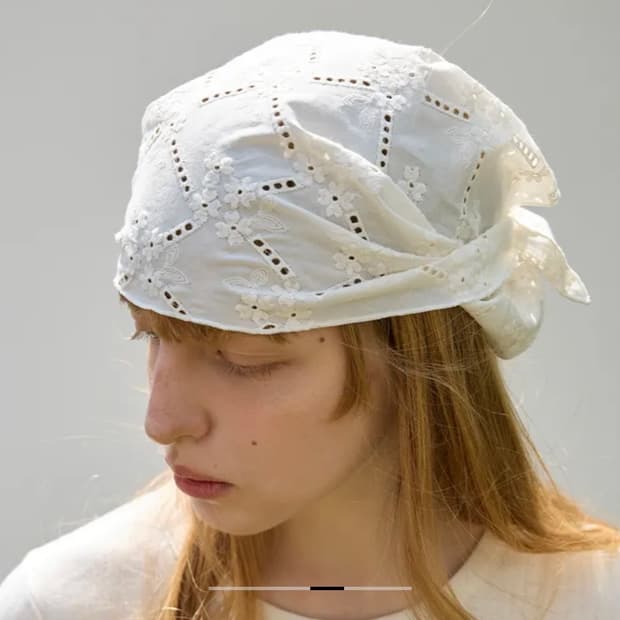 펀프롬펀 Embroidered Lace Scarf