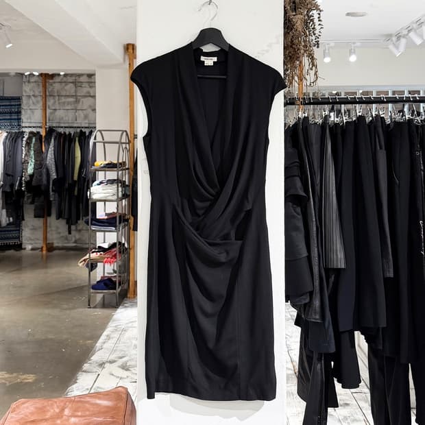 헬무트랭 블랙 게더링 랩 스타일 슬리브리스 롱 원피스