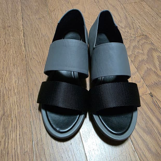 구호 여성 가죽 스트랩 샌들