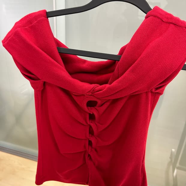 아수라 트위스트 오픈숄더 레드 티셔츠