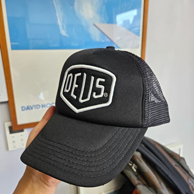 데우스 DEUS  쉴드 로고 메쉬트러커캡 블랙