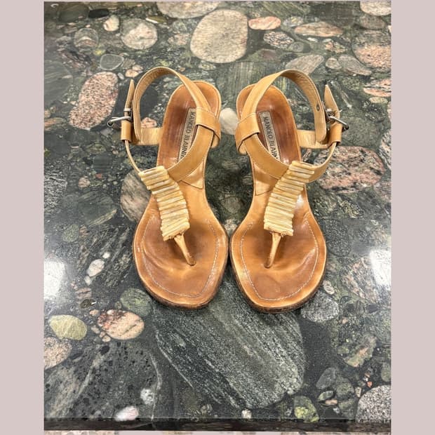 Manolo Blahnik 빈티지 레더 T-스트랩 키튼힐 샌들 (T-St