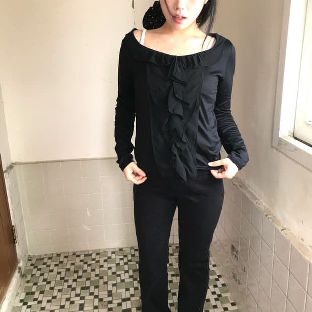 vintage black ruffle boat neck T sleeve