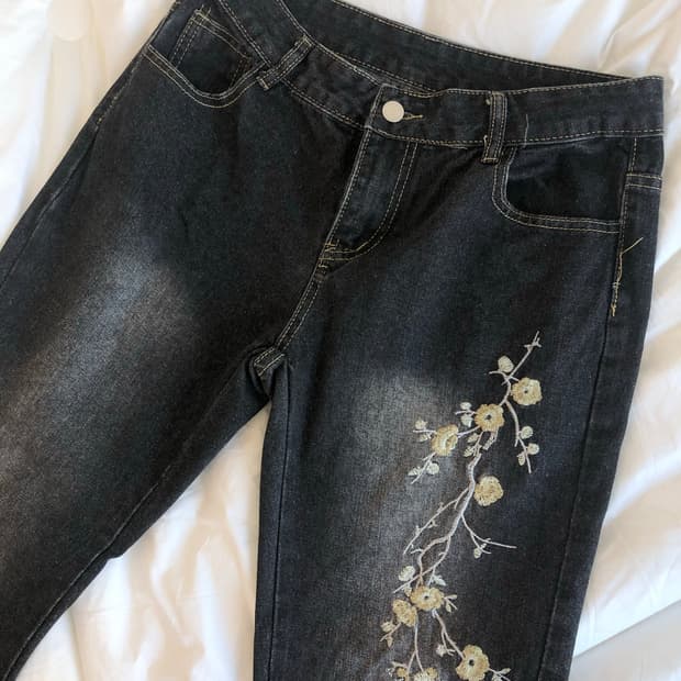 로우라이즈 플라워 부츠컷 청바지