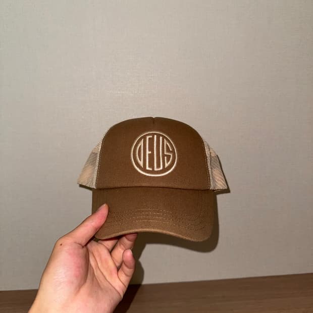 데우스 엑스 마키나 트러커 모자 브라운