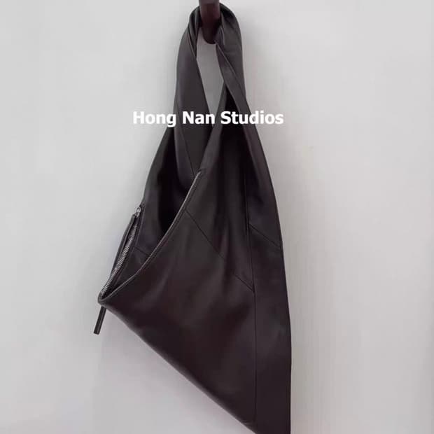 홍난스튜디오 가죽 반다나백 다크브라운