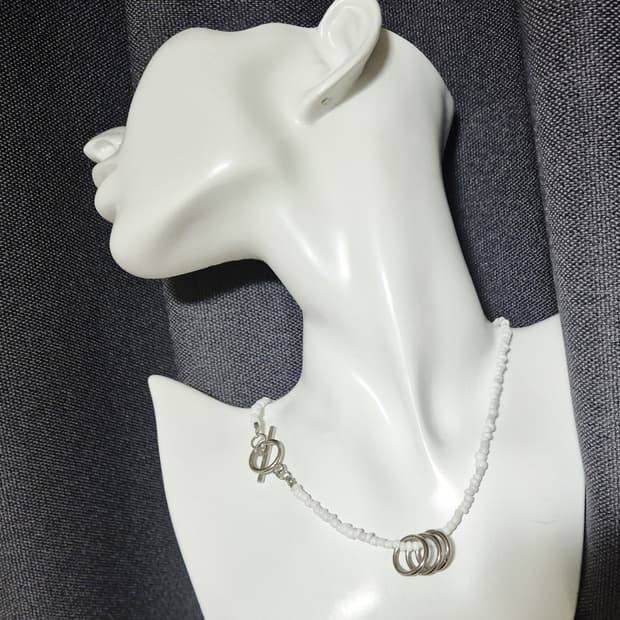 핸드메이드 화이트 비즈 써클 펜던트 토글바 목걸이