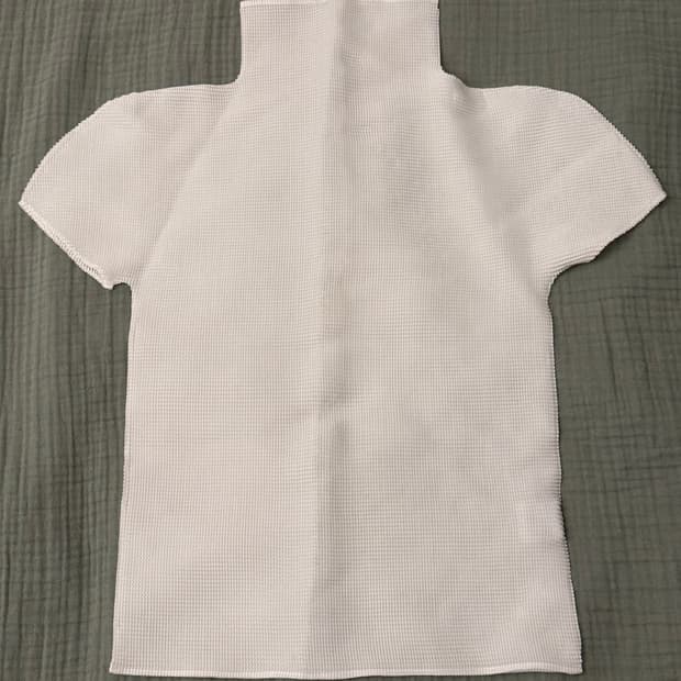 me ISSEY MIYAKE 스트레치 플리츠 하이넥 반팔 탑