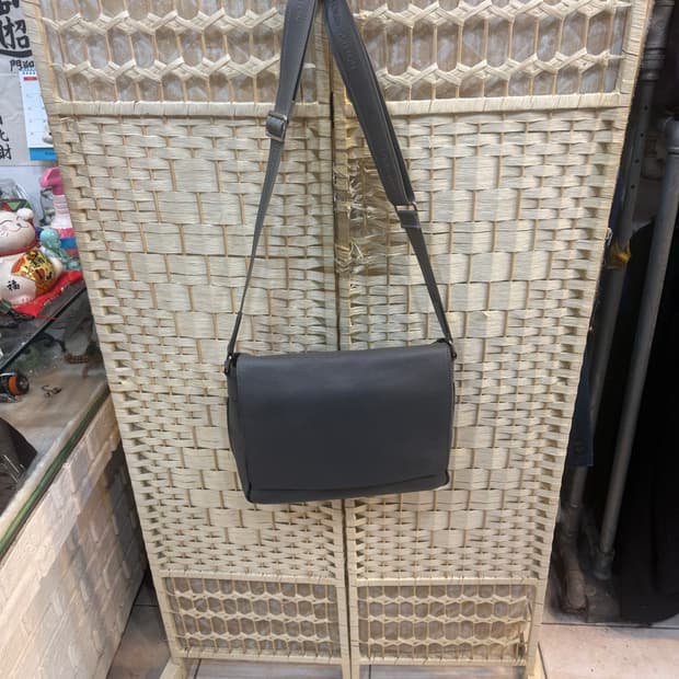 정품 루이비통 타이가 로만 크로스백 팝니다