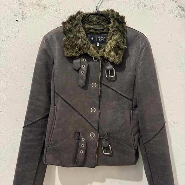 아르마니 진스 퍼 무스탕