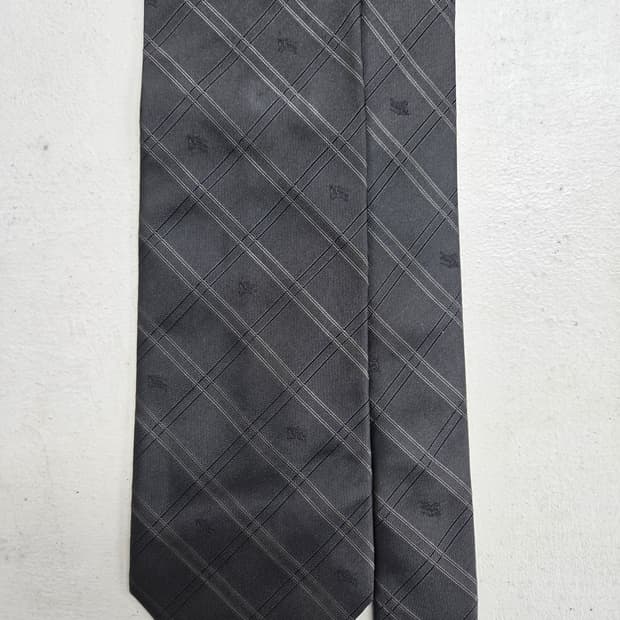 버버리 체크 패턴 정장 넥타이