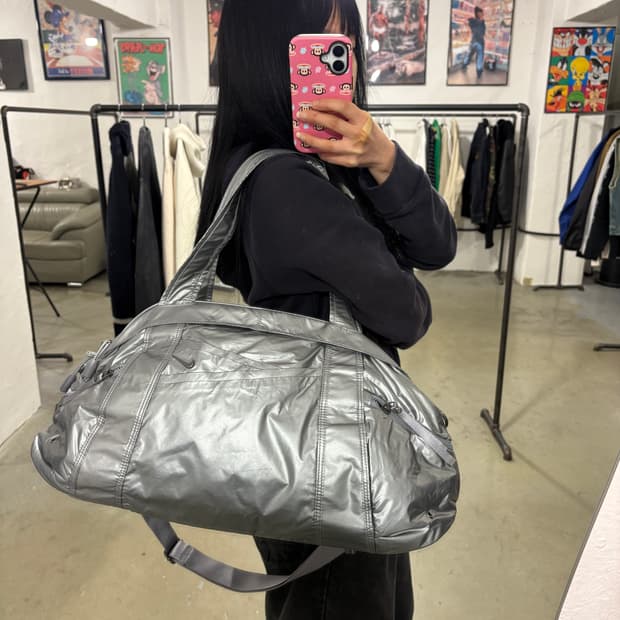 나이키 메탈실버 스우시 가방