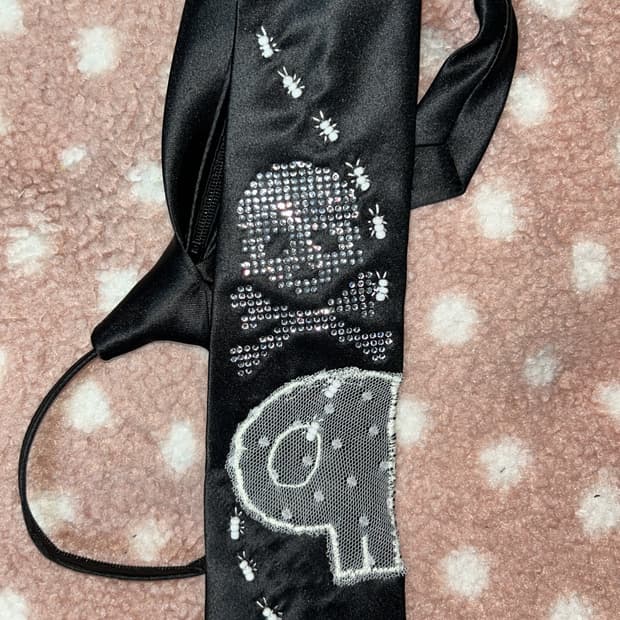 해골과 흰개미 넥타이