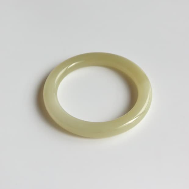 classic jade bangle - ivory