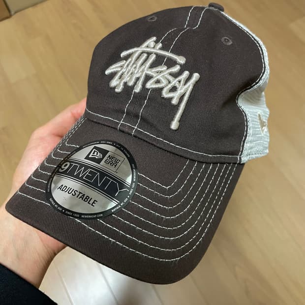 스투시 뉴에라 9twenty 트러커 캡 브라운