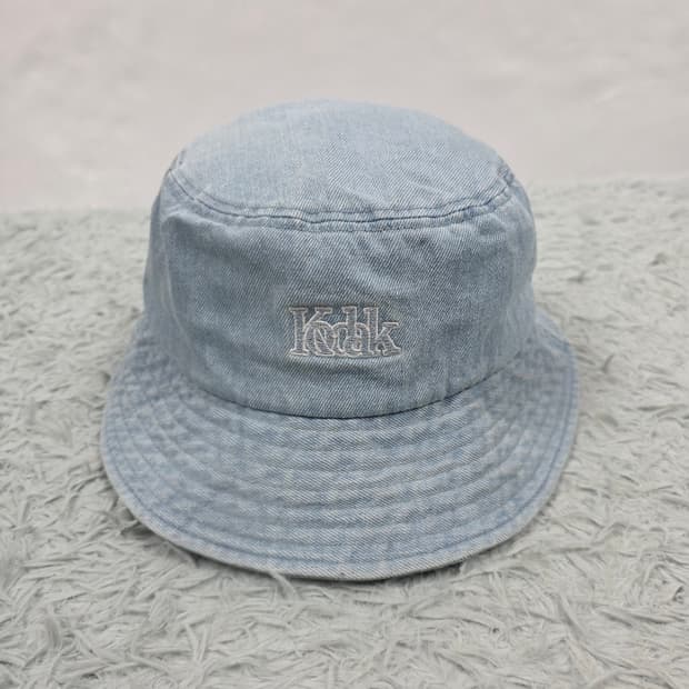 코닥 컬러플러스 자수 로고 데님 버킷햇