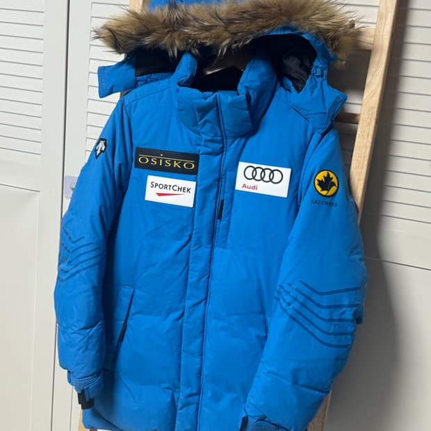 데상트 아우디 블루 패딩 자켓 새상품급