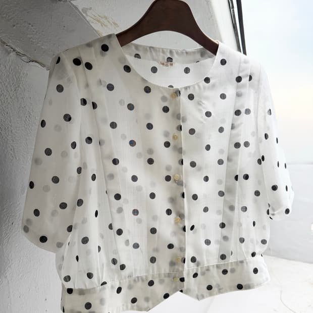 White dot short blouse