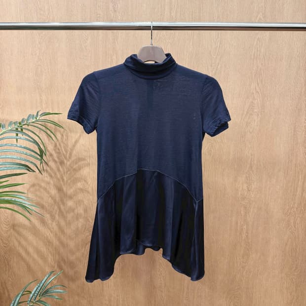 브루넬로 쿠치넬리 터틀넥 반팔 니트 실크 레이어드 플레어 디테일 네이비