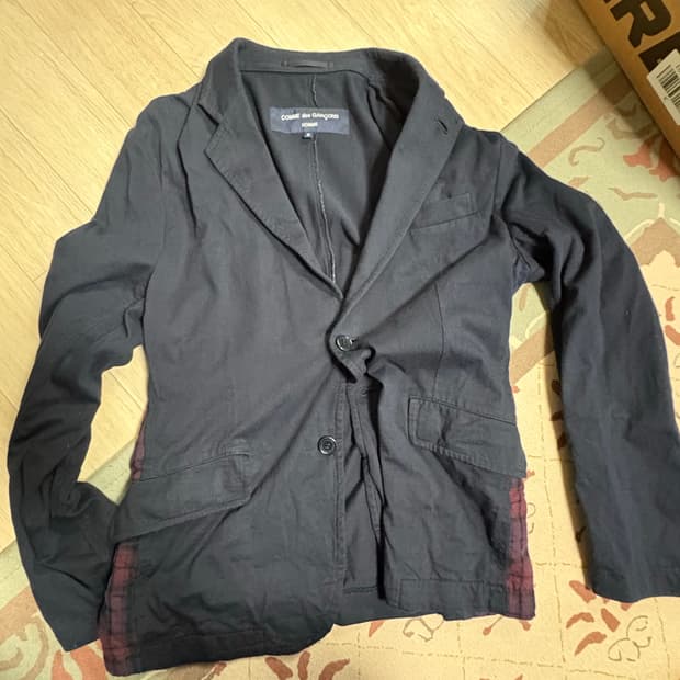 카라수 빈티지샵에서 샀던 꼼데 옴므 블레이저 팝니다.