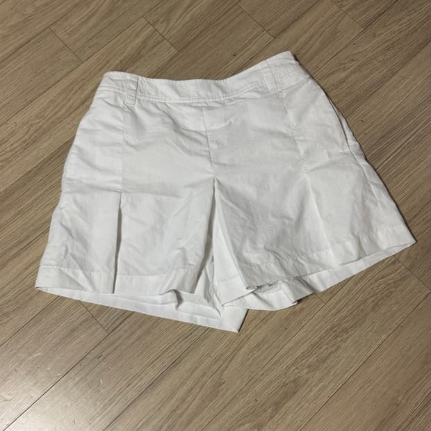 아웃도어 프로덕트  화이트 핀턱 반바지