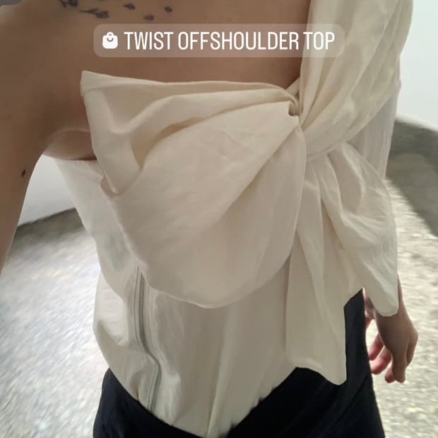 TWIST ONE OFF SHOULDER TOP Lea 르에