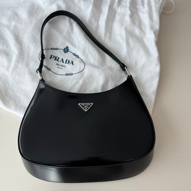 프라다 클레오 브러시드 가죽 숄더백 블랙,실착용두번