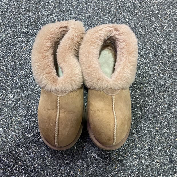 어그 스웨이드 로고 패치 로우 부츠 B3444