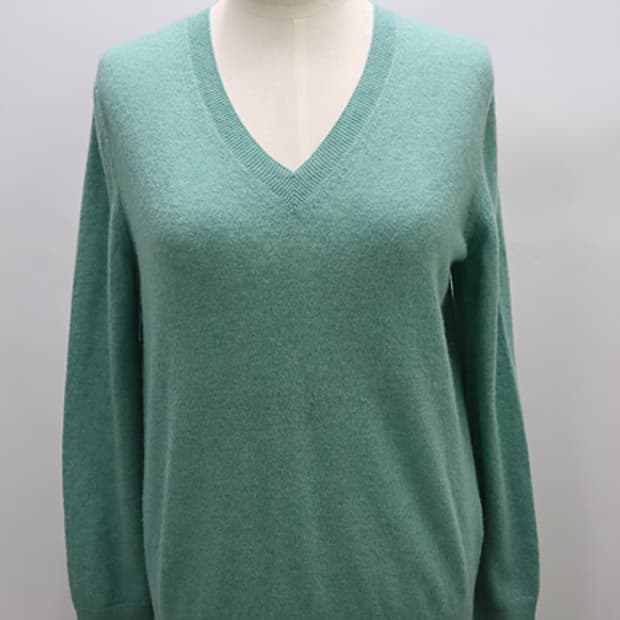 여성 바네사부르노 아떼 V넥 캐시미어혼방니트 소재얇음  