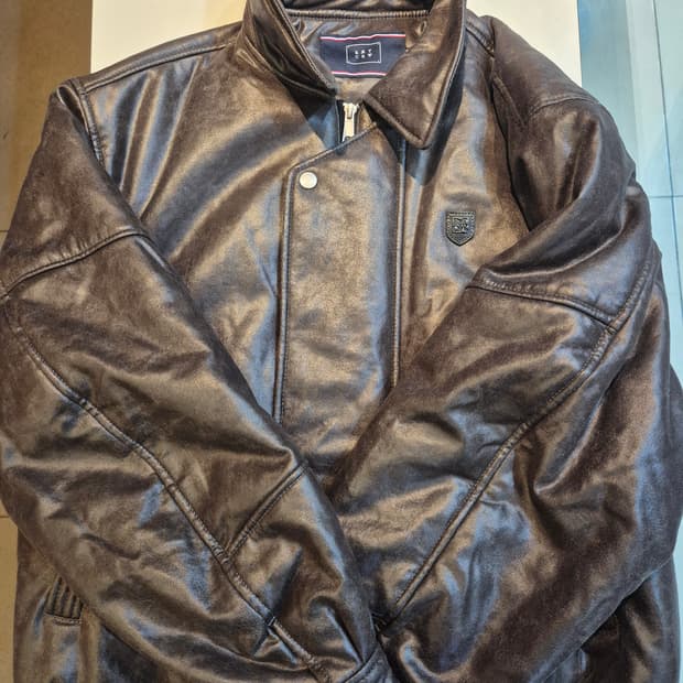 로맨틱 크라운 가죽 자켓 m 판매합니다 
단시간 착용하고 보관만 해서 판