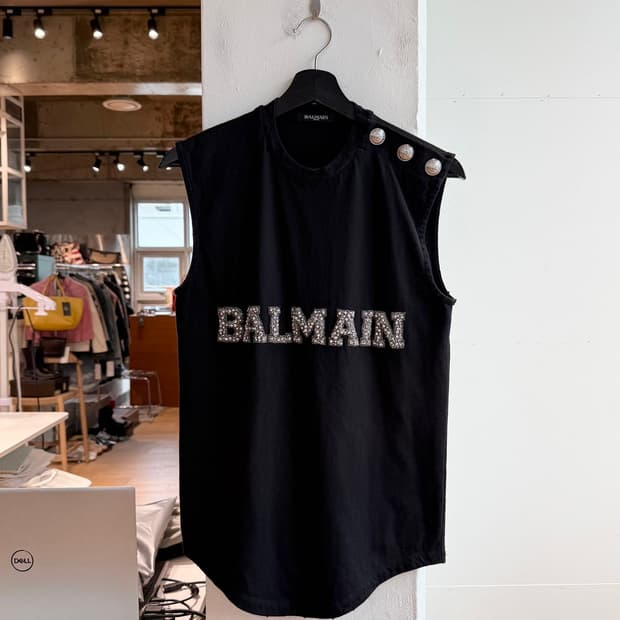 발망 블랙 로고 숄더 버튼 슬리브리스 