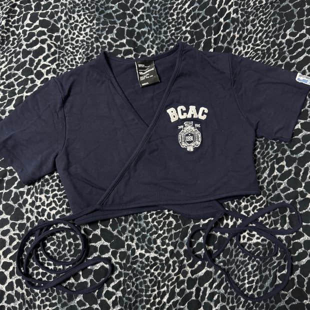 배드블러드 BCAC 엠블렘 랩 탑 네이비 S크롭 반팔 스트랩