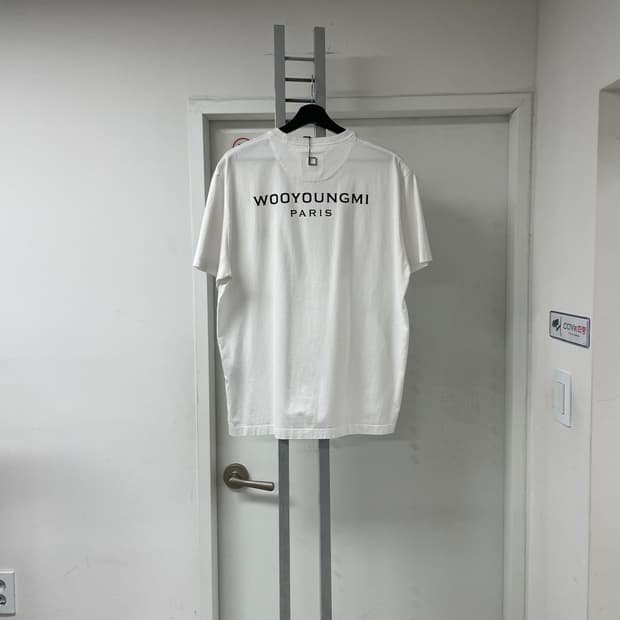 우영미 백로고 반팔 티셔츠 화이트 48