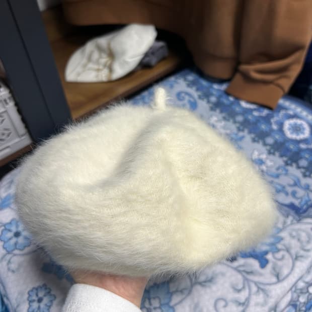 흰색 털 베레모