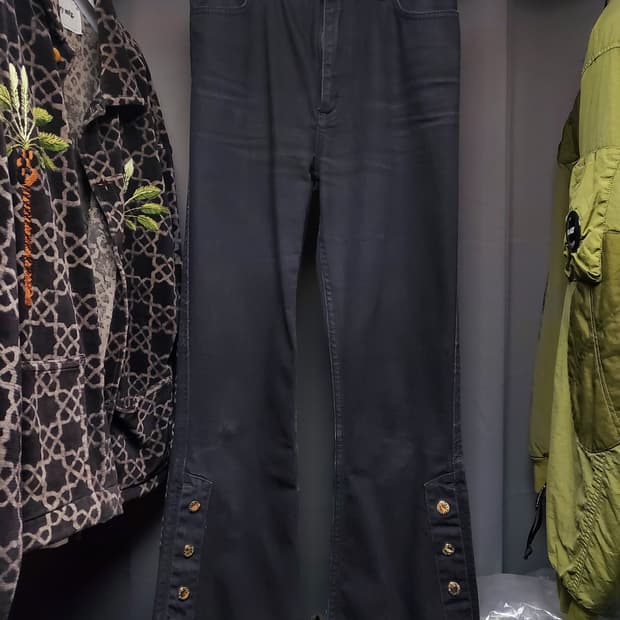 산드로 금장버튼장식 플레어팬츠