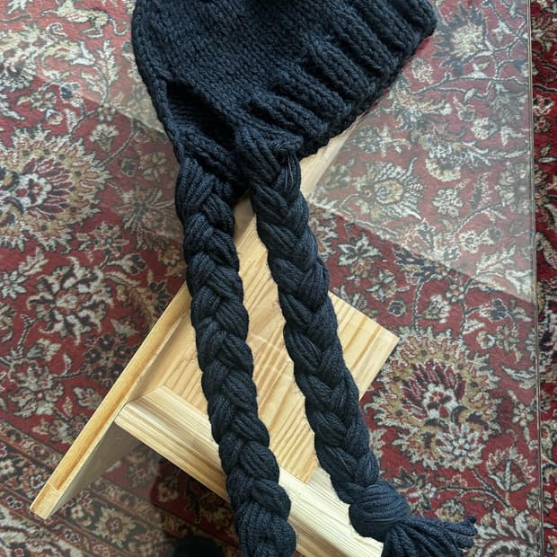 BRAIDED KNIT BEANIE - BLACK