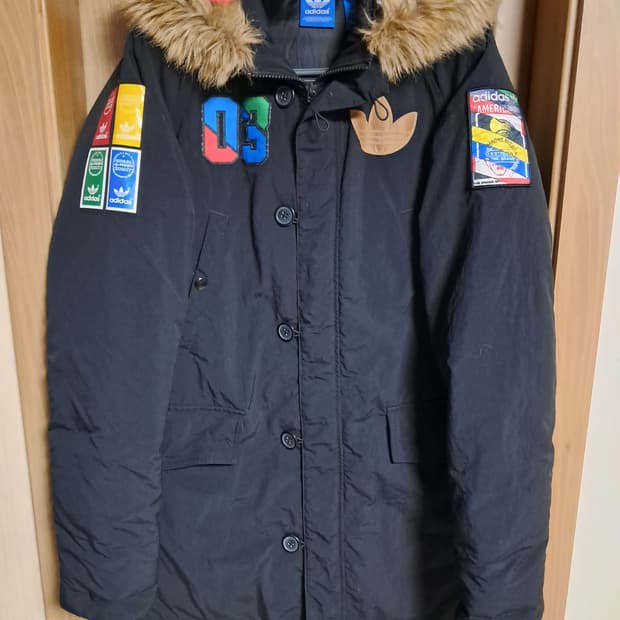 아디다스 뱃지 롱패딩 남성100 