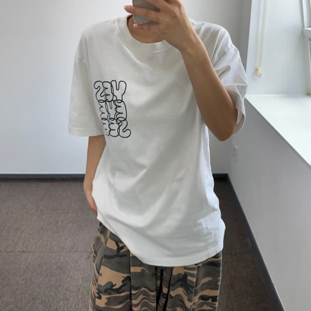 Yeseyesee 예스아이씨 백 로고 화이트 반팔