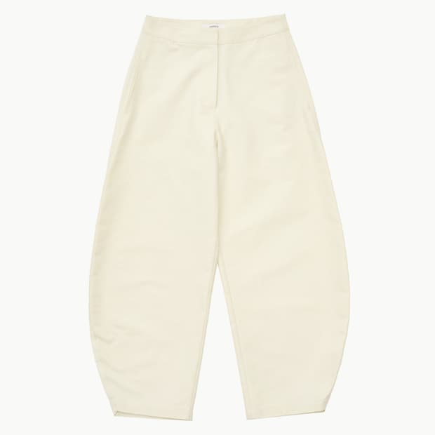 아모멘토 fw 커브드 레그 팬츠 아이보리