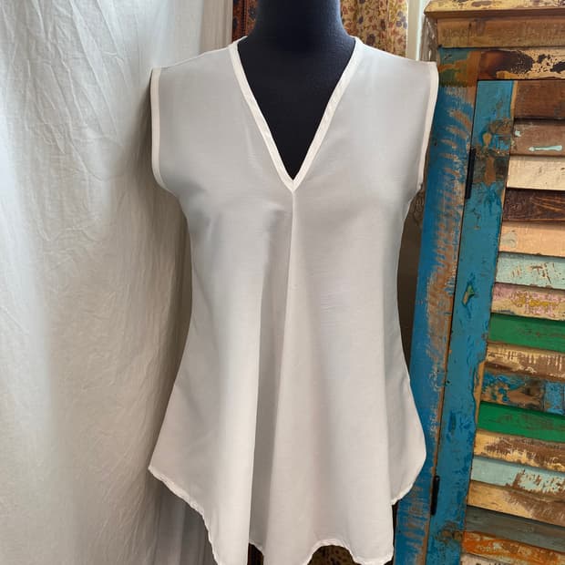 브이넥 화이트 슬리브리스탑(M)