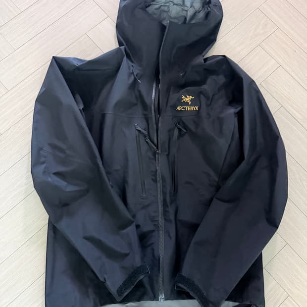 아크테릭스 알파 SV 24K 블랙 자켓