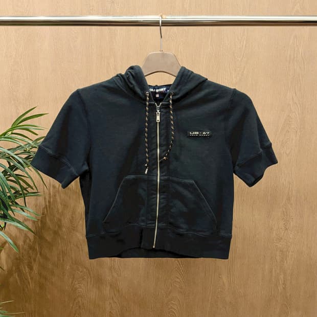 폴로 스포츠 크롭 반팔 후드 집업 로고 패치 후드 스트링 디테일 블랙