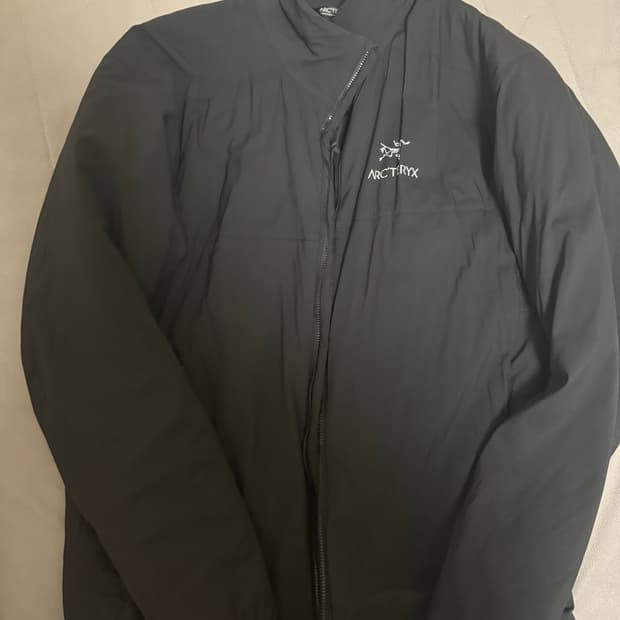 아크테릭스 아톰 lt 논후드 블랙 L 사이즈 팝니다